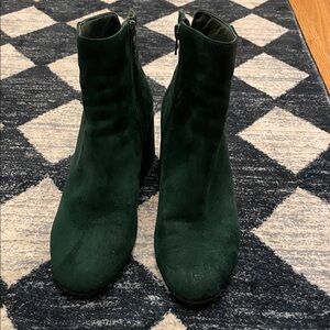 Elegant Green Suede Ankle Boots